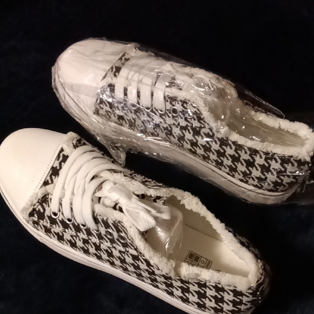 Stylish Black and White Houndstooth Women's Sneakers